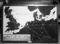 807270 Afbeelding van een reclamebord met ingebouwde verlichting Nach England und Schottland durch Holland , voor ...